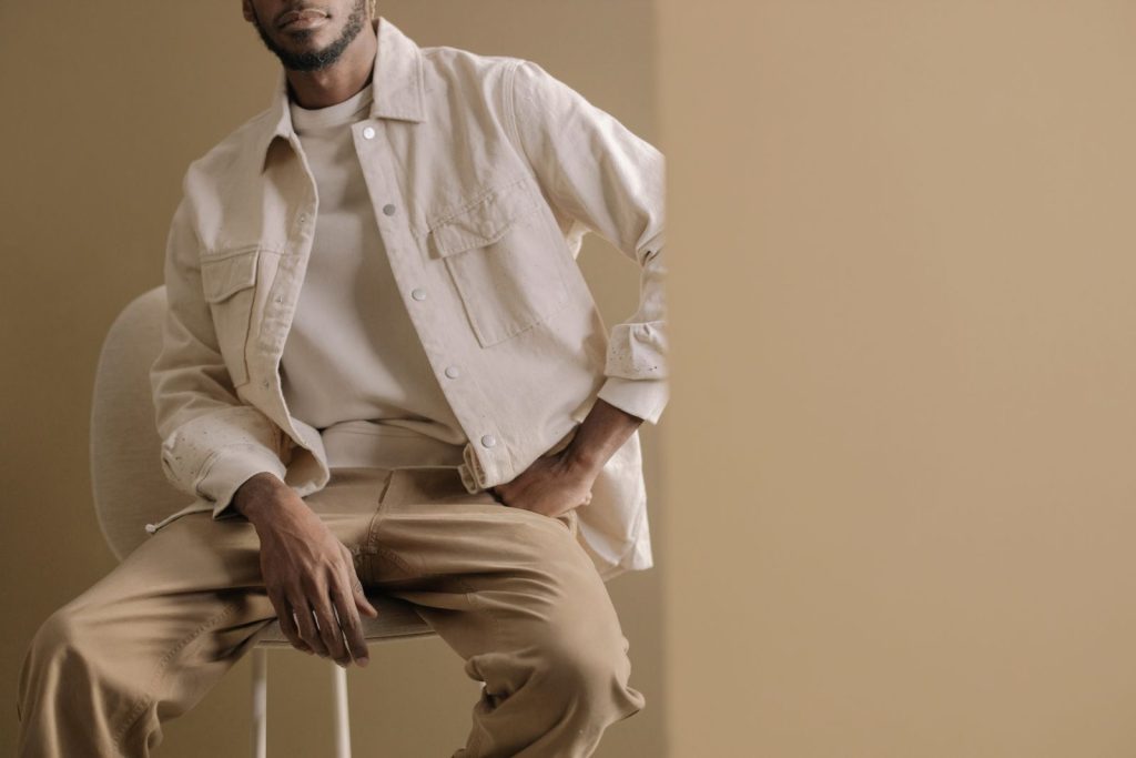 Portrait editorial minimaliste, veste et pantalon beige, tons neutres